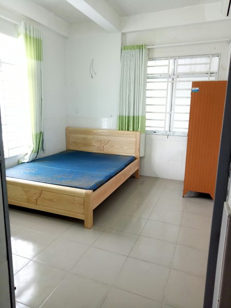 Phòng trọ có nội thất cơ bản, cửa sổ thông thoáng, giờ giấc tự do