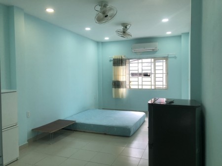 Cho thuê Tầng 1 40m2.Bếp riêng.Toilet riêng,máy lạnh, tủ lạnh,máy giặt, nước nóng NLMT. Giờ tự do.