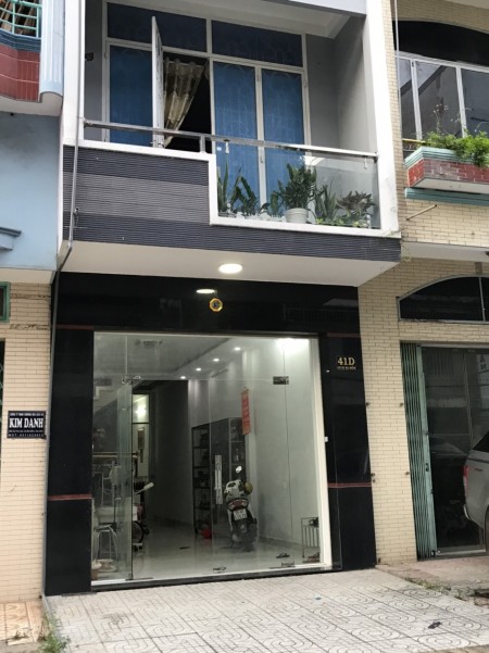 Cho thuê mặt bằng 4x12 có chỗ ở lại tại Cư Xá Bà Điểm, Hóc Môn sát BX An Sương. Giá 5tr/th