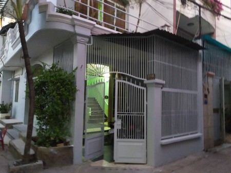 Cho thuê nhà Quận Gò vấp - Nhà hai mặt hẻm, hẻm xe hơi vào tận nơi.