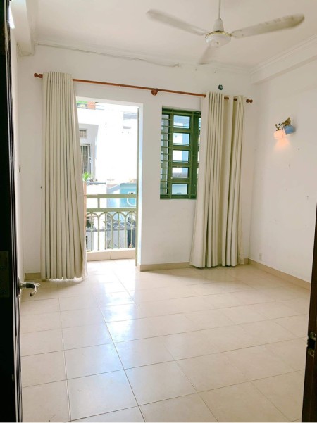 Phòng trọ khu vực Chu Văn An, Bình Thạnh. Phòng ban công 30m2: 3tr5. Giá này là giá chưa giảm