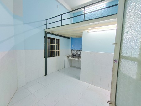 Phòng máy lạnh, có gác, trệt ngay Vincom Thủ Đức. Diện tích 18M2 giá 2tr9/tháng