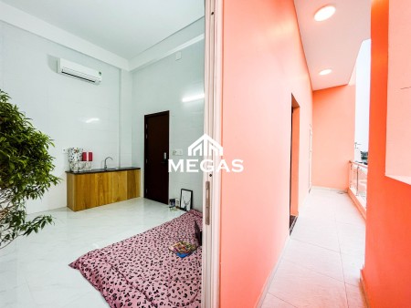Phòng mới xây có ban công lớn gần Cao đẳng Công Thương