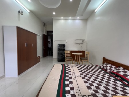 Phòng bancol & cửa sổ lớn-Full NT - Ngay CV HVT
