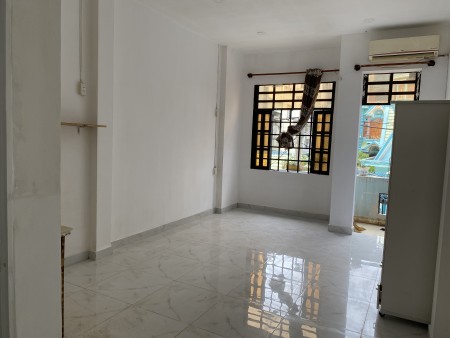 Phòng trọ có ban công cửa sổ thoáng mát tại 37/8 Đường C1, Phường 13, Quận Tân Bình