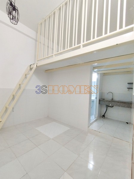 CHDV có gác sạch đẹp-thoáng mát- mới mẻ ngay Tân Bình thuận tiện di chuyển qua các quận khác