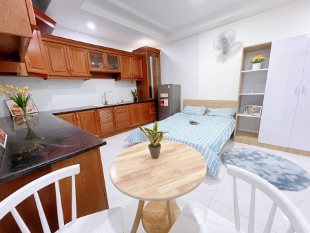 Ch full nội thất . Tầng trệt đối diện etown cộng hoà