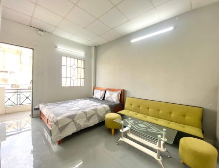 Căn Hộ Ban Công Siêu Xinh 28m2 ngay Ngã 4 Hàng Xanh, 5p đi chợ Văn Thánh , gần trường ĐH Hutech