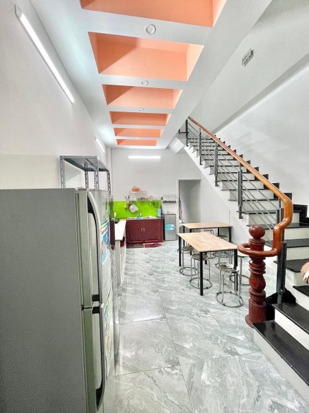 Ktx nam mới khai trương ngay Lê Văn Việt