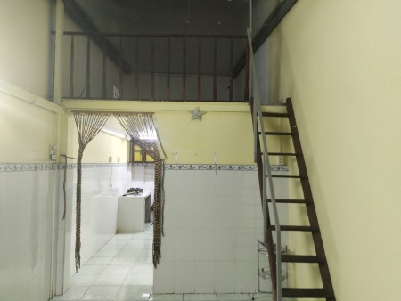 Cho thuê nhà nguyên căn mặt tiền bờ kè 4m, hẻm rộng 3m diện tích 40m2