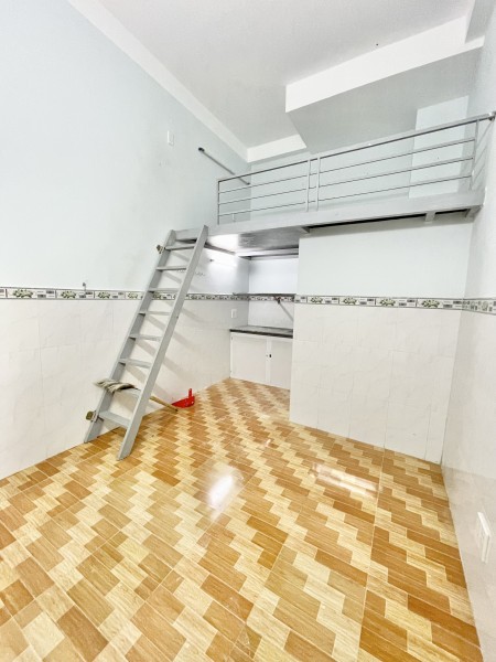 Phòng gác chỉ 2tr8 giờ giấc tự do gần Ngã Tư Bốn Xã