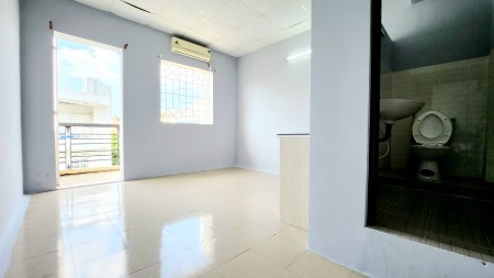 Phòng trống 25m2, ban công lớn, máy lạnh, ngay D2 nối dài, P.25, B.T !