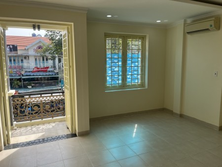 Căn hộ full nội thất, cửa sổ thoáng, bếp có hút mùi (không sợ ám mùi)