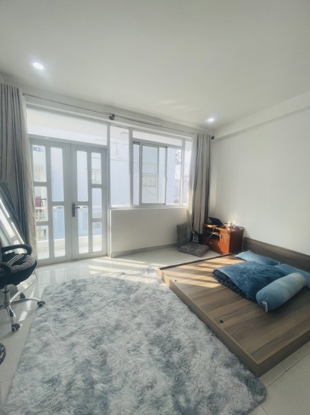 Phòng full nội thất siêu rộng tại cmt8 q3