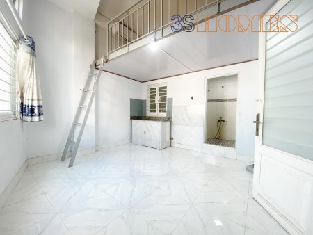 Phòng gác có máy lạnh, cửa sổ trời, gần Đại học Công Thương. Giờ giấc tự do