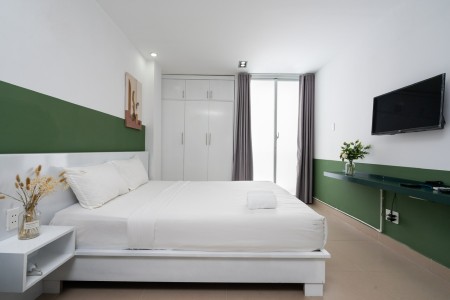 Căn hộ tone xanh lá 40m2 ban công view thành phố