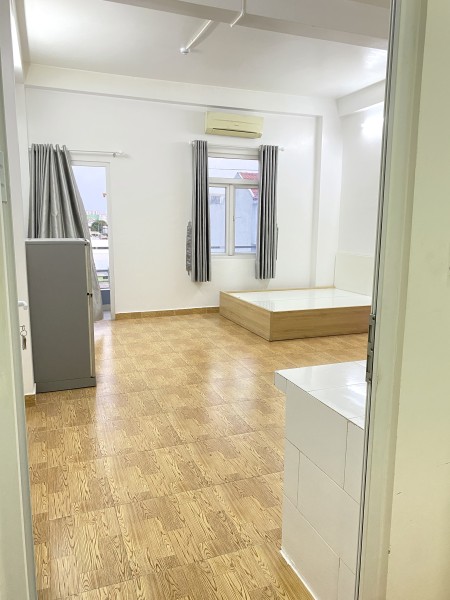 Phòng 40m2 đầy đủ tiện nghi đg Lê Trọng Tấn có ban công, cửa sổ, phòng tắm kính, có thang máy