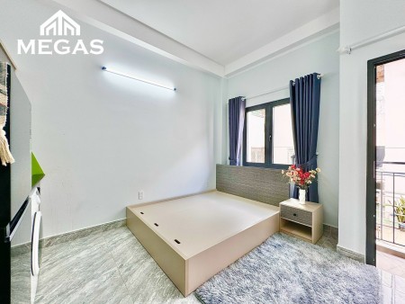 Căn hộ đầy đủ nội thất - có ban công ngay Etown Cộng Hoà