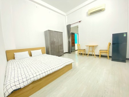 Cho Thuê Căn Hộ Dịch Vụ Có Ban Công Sau, Full Nội Thất