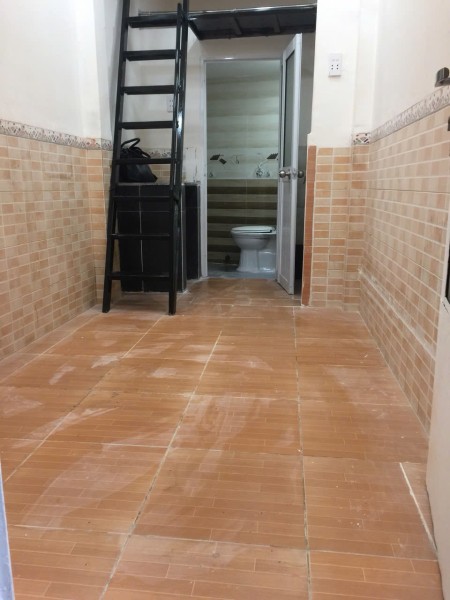 Cho thuê nhà hẻm 68/280A2 Trần Quang Khải Q1, trệt lầu, cách mặt tiền 100m giá 5.5tr