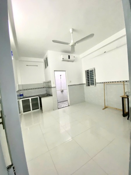 PASS PHÒNG DƯỚI TRỆT MÁY LẠNH, CỬA SỔ TRỜI, NỘI THĂT CƠ BẢN NGAY 23 NGUYỄN HỮU TIẾN