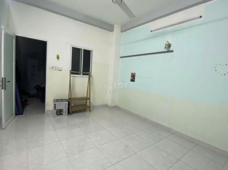 Cho thuê phòng lầu 2 (không nội thất) có thể vào ở ngay.