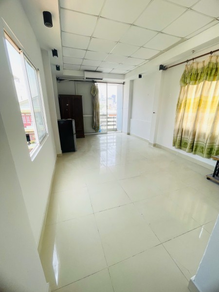Phòng ban công cửa sổ lớn Tôn Thất Thuyết Q4