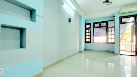 Phòng diện tích lớn không nội thất, ban công, cửa sổ, khu yên tĩnh !!!