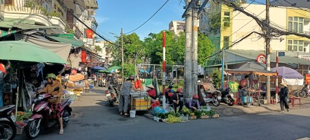 Mặt bằng phòng trọ là mặt chợ buổi sáng Lê Văn Thọ để kinh doanh và làm các dịch vụ.