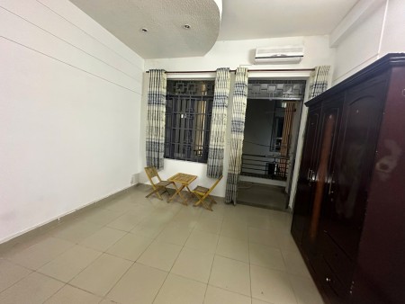 Phòng có ban công thoáng mát đường Phan Huy Ích giao với Trường Chinh