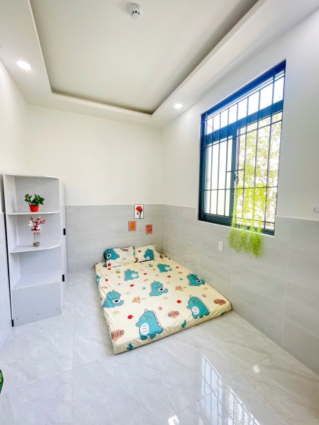 PHÒNG XINH CÓ BAN CÔNG RỘNG RÃI THOÁNG MÁT NGAY SÂN BAY TSN
