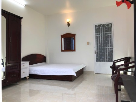 Căn hộ DV 2 phòng có chỗ để xe hơi,công viên trước nhà