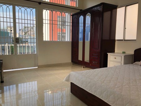 Căn hộ DV 2 phòng có chỗ để xe hơi,công viên trước nhà