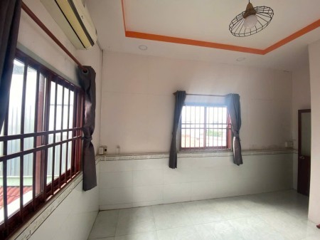 Cho thuê nhà nguyên căn 1 trệt 2 lầu, có ban công, sân để xe