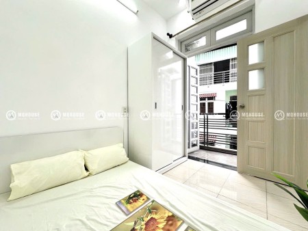 Cho thuê căn hộ dịch vụ với 2 phòng ngủ và ban công full nội thất gần ngã tư Bảy Hiền