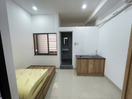 Thuê 2PN mới 100% Full nội thất ngay mặt tiền đường Tô Hiến Thành Quận 10