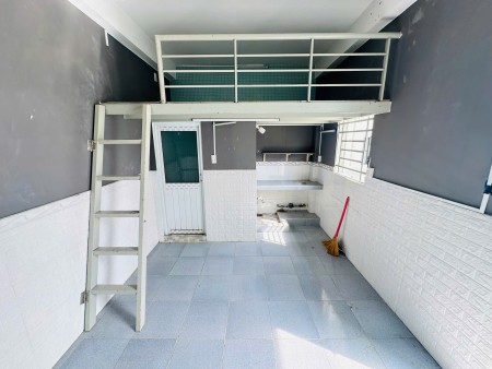 Cho thuê phòng trọ giá rẻ có gác có ban công ngay Nguyễn Thái Sơn gần đại học Văn Lang cs3