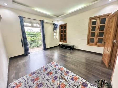 Phòng bancon rộng tới 65m2 có phòng khách,bếp,wc riêng có 102 tại 116/50 Dương Quảng Hàm p5 Gò Vấp
