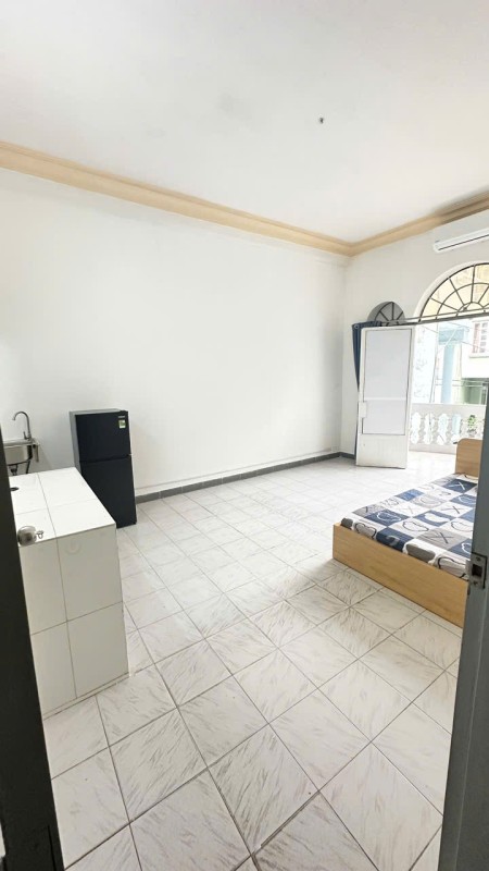 Phòng căn hộ có bancon đủ nội thất – 21/1 Trường Sơn, P.4, Q.Tân Bình – DT: 30m2 (Gần Sân Bay)
