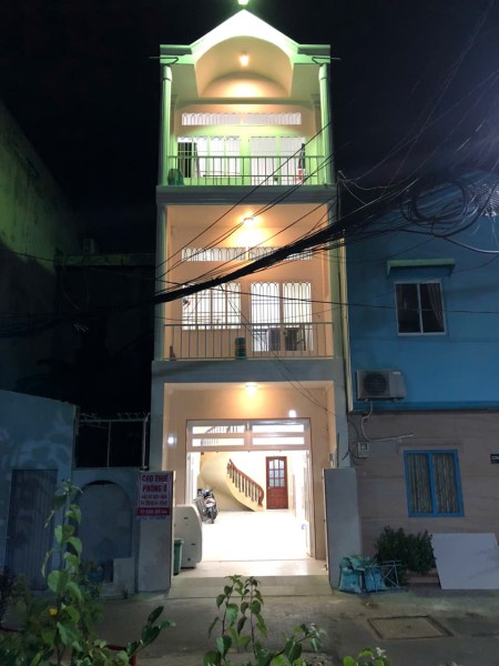 Phòng mới xây, trước cửa là công viên,cách Đường Trường Chinh 60m,có chỗ để xe hơi