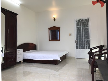 Phòng mới xây, trước cửa là công viên,cách Đường Trường Chinh 60m,có chỗ để xe hơi