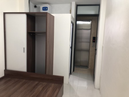 Có 2 phòng khép kín ko dùng.thang máy tối đa 2 người. Rộng khoảng 15m2. Nhà wc riêng. Điện 3k2/ Số.