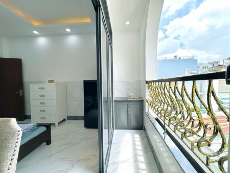 Phòng bancol nội thất mới 100% có thang máy quận 3