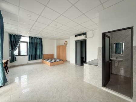 Phòng cho thuê 50 m2 ban công riêng full nội thất cao cấp cửa sổ lớn đường Tên Lửa