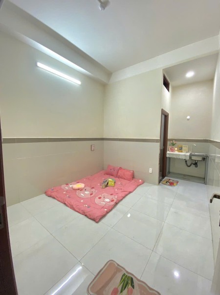 CHO THUÊ PHÒNG TRỌ SẴN MÁY LẠNH VÀ KỆ BẾP NGAY TRƯỜNG CHINH