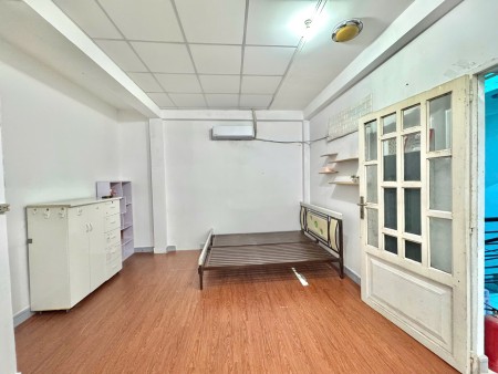 Phòng máy lạnh, cửa sổ trời rộng 25m2