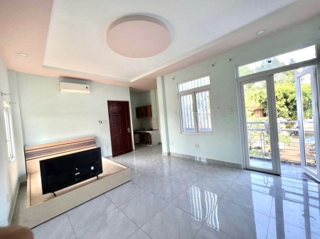 Cho Thuê Phòng 40m2 Ngay Ngã Tư Thủ Đức - Full Nội Thất Ban Công Siêu Thoáng Mát - An Ninh Tuyệt Đối