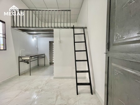CĂN HỘ GÁC CAO - MÁY LẠNH - CỬA SỔ THOÁNG - NGAY CẦU VƯỢT NGÃ TƯ GA - ĐH NGUYỄN TẤT THÀNH