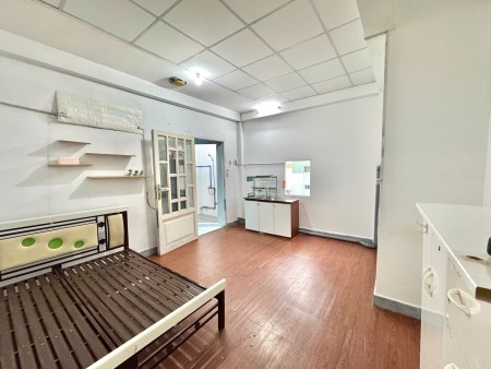 Phòng máy lạnh, cửa sổ trời rộng 25m2