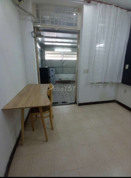 Phòng cửa sổ Hai Bà Trưng Q3 tách bếp giờ tự do